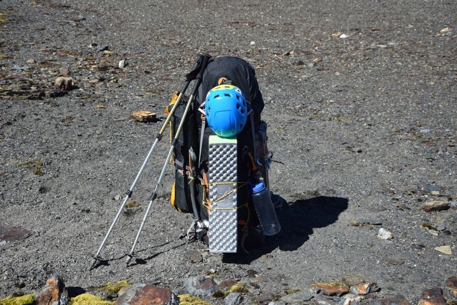 Una bolsa de esquís y bastones tirados en el suelo en la Patagonia.