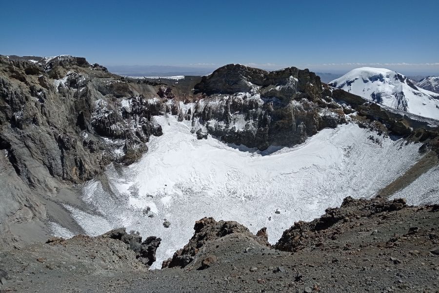 Una vista de una montaña andina nevada.