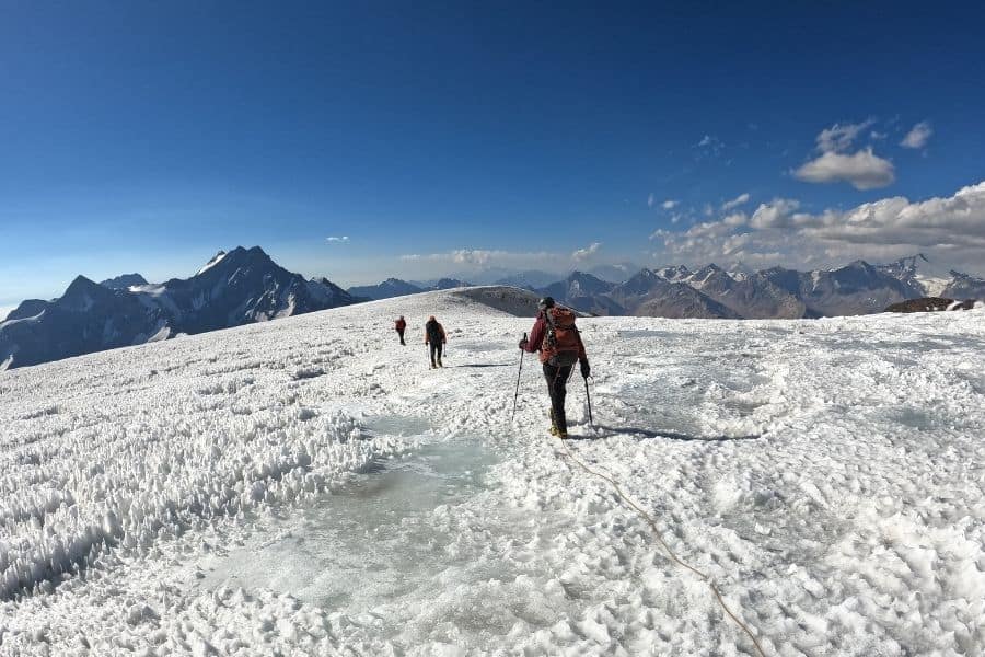 Personas aventureras que suben a picos cubiertos de nieve en la Cordillera de los Andes de Chile.