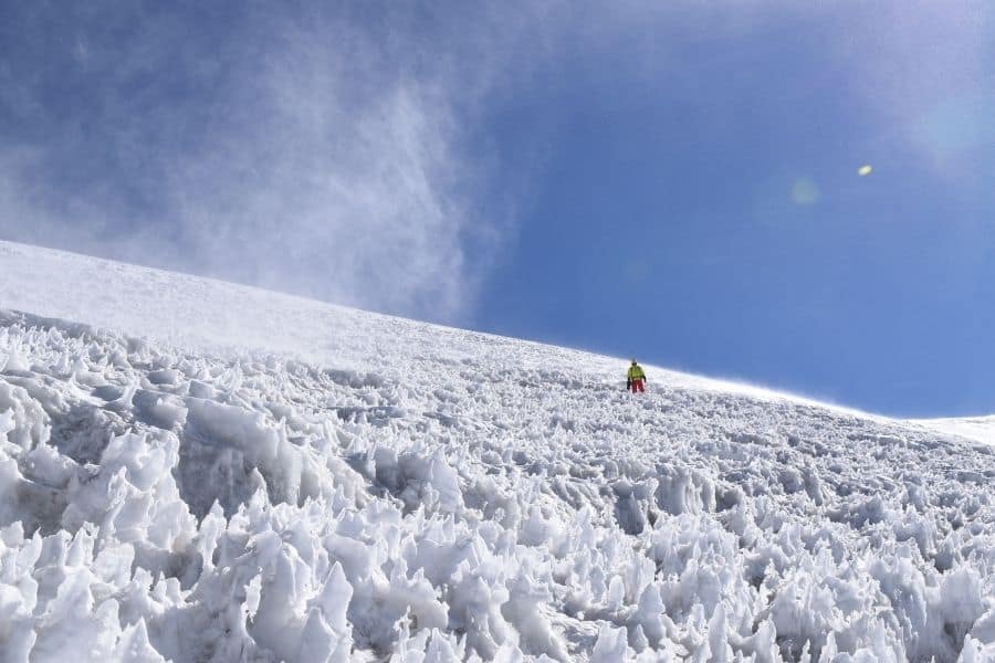 Un hombre está esquiando por una pendiente cubierta de nieve en los Andes.