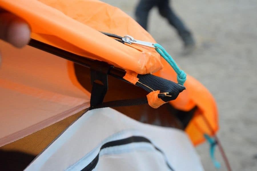 Una carpa queulat, confeccionada por expertos con una cremallera, en un vibrante color naranja, capturada en un fascinante primer plano.