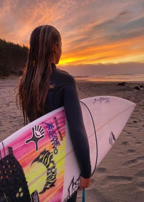 mujer surf atardecer