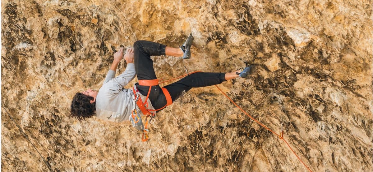 cual equipo de escalada usa benja ayala